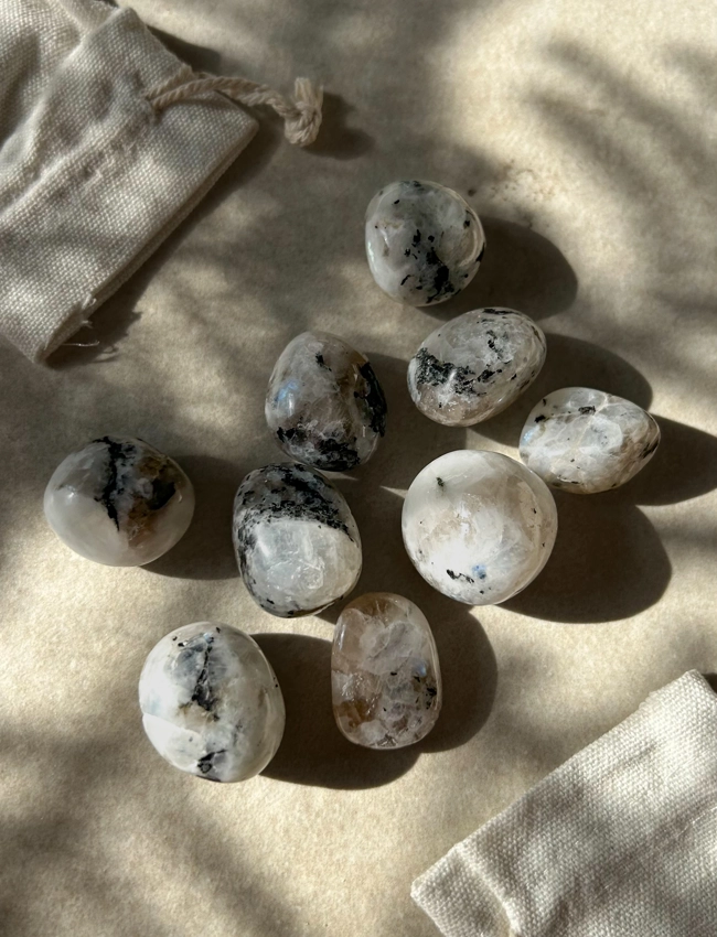 pietra burattata -  Labradorite con Tormalina